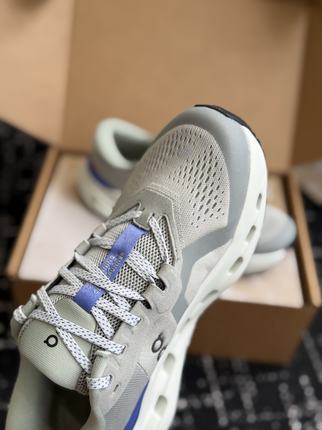 东莞代购级(男码) On Cloudrunner 3云跑者第三代跑鞋❗️兼顾日常通勤与慢跑需求。品牌标志性缓震科技加持, 东莞代购级(男码) On Cloudrunner 3云跑者第三代跑鞋❗️兼顾日常通勤与慢跑需求。品牌标志性缓震科技加持,