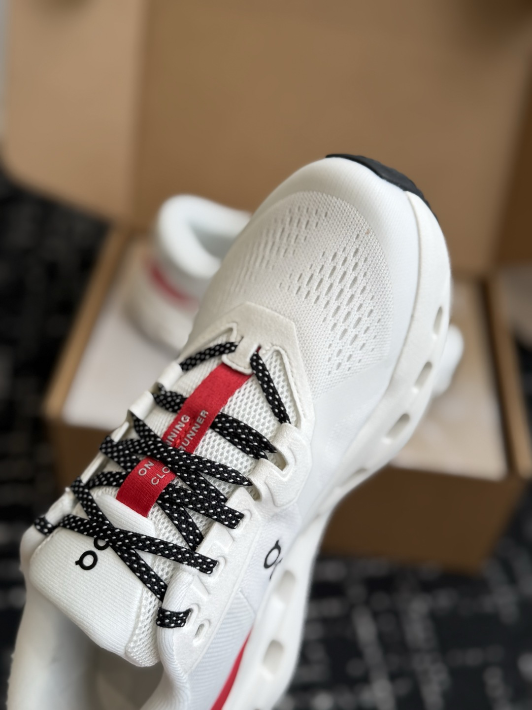 东莞代购级 On Cloudrunner 3云跑者第三代跑鞋❗️兼顾日常通勤与慢跑需求。品牌标志性缓震科技加持,兼顾落地 东莞代购级 On Cloudrunner 3云跑者第三代跑鞋❗️兼顾日常通勤与慢跑需求。品牌标志性缓震科技加持,兼顾落地