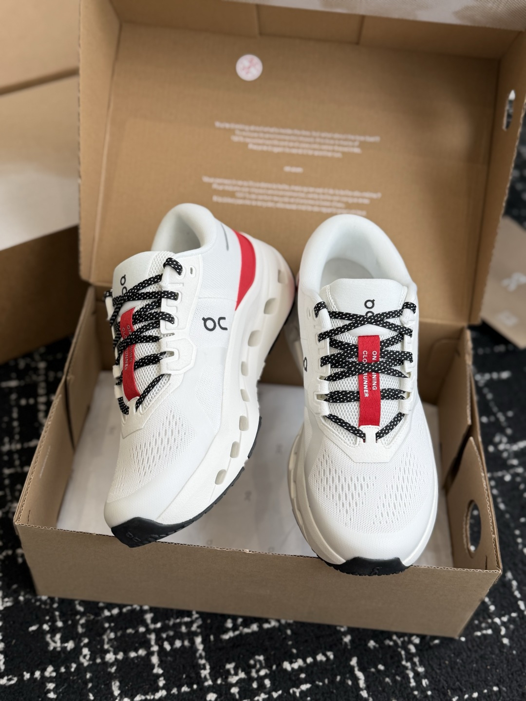 东莞代购级 On Cloudrunner 3云跑者第三代跑鞋❗️兼顾日常通勤与慢跑需求。品牌标志性缓震科技加持,兼顾落地 东莞代购级 On Cloudrunner 3云跑者第三代跑鞋❗️兼顾日常通勤与慢跑需求。品牌标志性缓震科技加持,兼顾落地