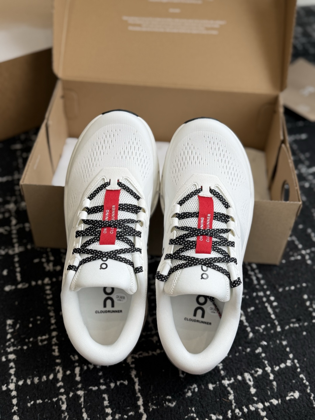 东莞代购级 On Cloudrunner 3云跑者第三代跑鞋❗️兼顾日常通勤与慢跑需求。品牌标志性缓震科技加持,兼顾落地 东莞代购级 On Cloudrunner 3云跑者第三代跑鞋❗️兼顾日常通勤与慢跑需求。品牌标志性缓震科技加持,兼顾落地