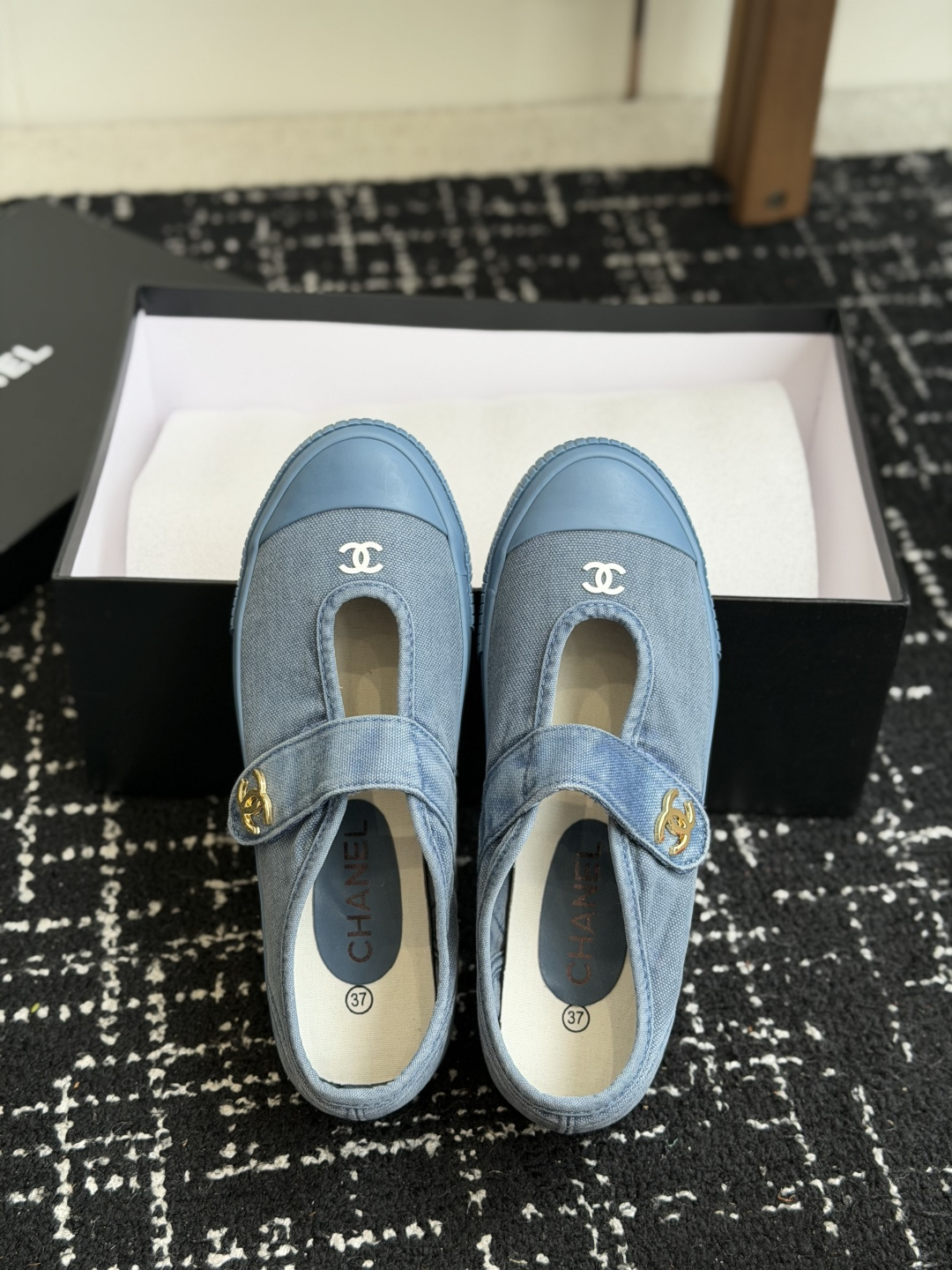 代购级 Chanel香奈儿26ss 玛丽珍休闲款 饼干帆布鞋 鞋 开发了几个月最高版本终于出来了 专柜顶级休闲款运动鞋 代购级 Chanel香奈儿26ss 玛丽珍休闲款 饼干帆布鞋 鞋 开发了几个月最高版本终于出来了 专柜顶级休闲款运动鞋
