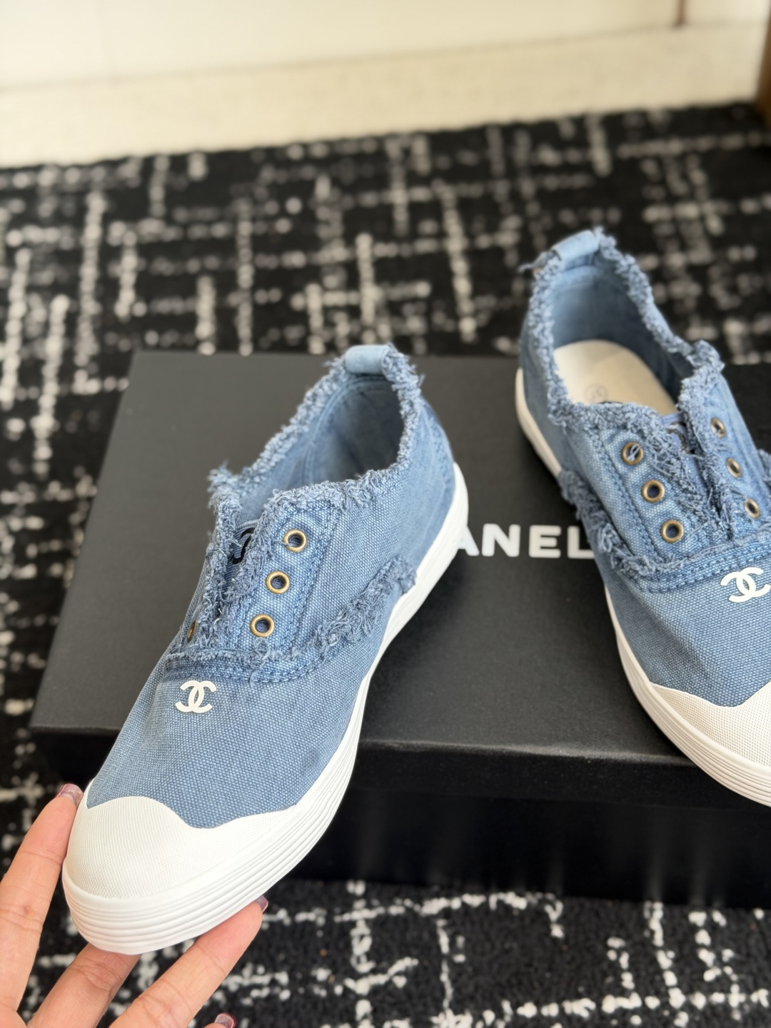代购级 Chanel香奈儿26ss 休闲款 饼干帆布鞋 鞋 开发了几个月最高版本终于出来了 专柜顶级休闲款运动鞋 这款经 代购级 Chanel香奈儿26ss 休闲款 饼干帆布鞋 鞋 开发了几个月最高版本终于出来了 专柜顶级休闲款运动鞋 这款经