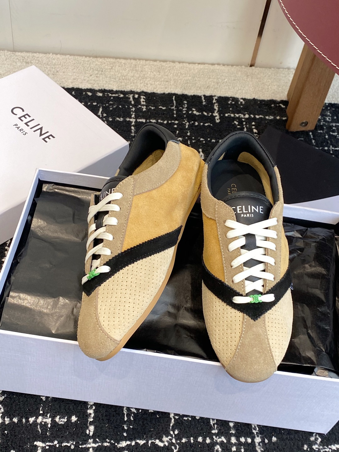 代购级 Celine 26ss 思琳新款休闲鞋德训运动鞋 充满街头感的一双鞋子,最新大C设计非常赞 这款鞋有它自己独特 代购级 Celine 26ss 思琳新款休闲鞋德训运动鞋 充满街头感的一双鞋子,最新大C设计非常赞 这款鞋有它自己独特