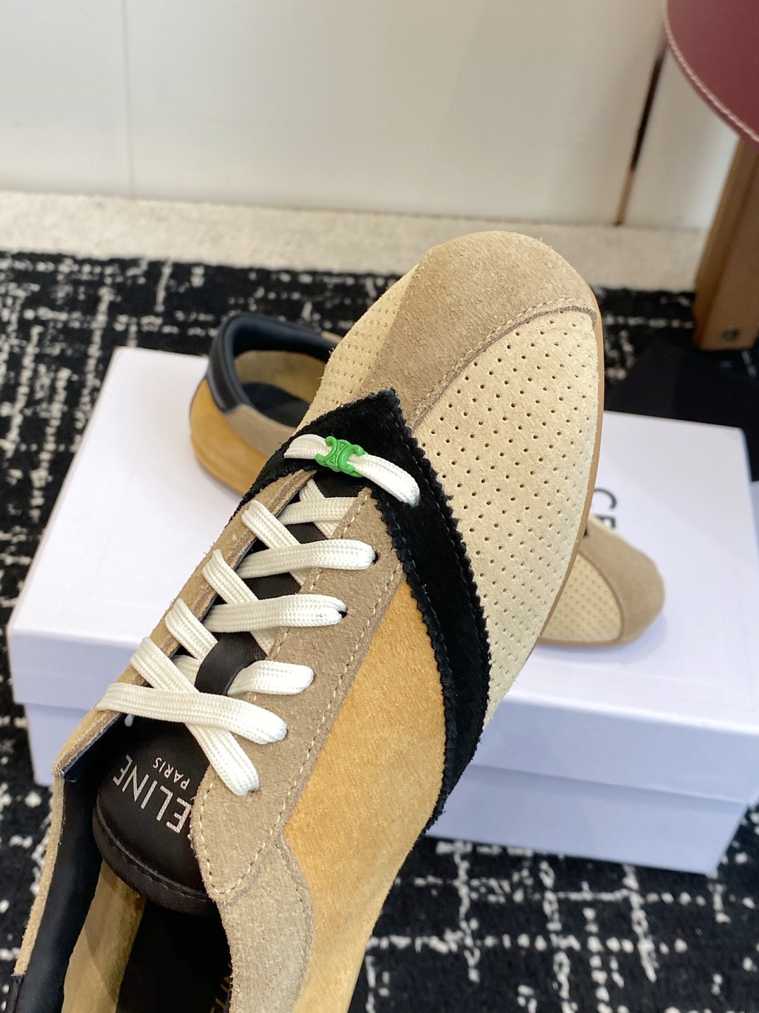 代购级 Celine 26ss 思琳新款休闲鞋德训运动鞋 充满街头感的一双鞋子,最新大C设计非常赞 这款鞋有它自己独特 代购级 Celine 26ss 思琳新款休闲鞋德训运动鞋 充满街头感的一双鞋子,最新大C设计非常赞 这款鞋有它自己独特