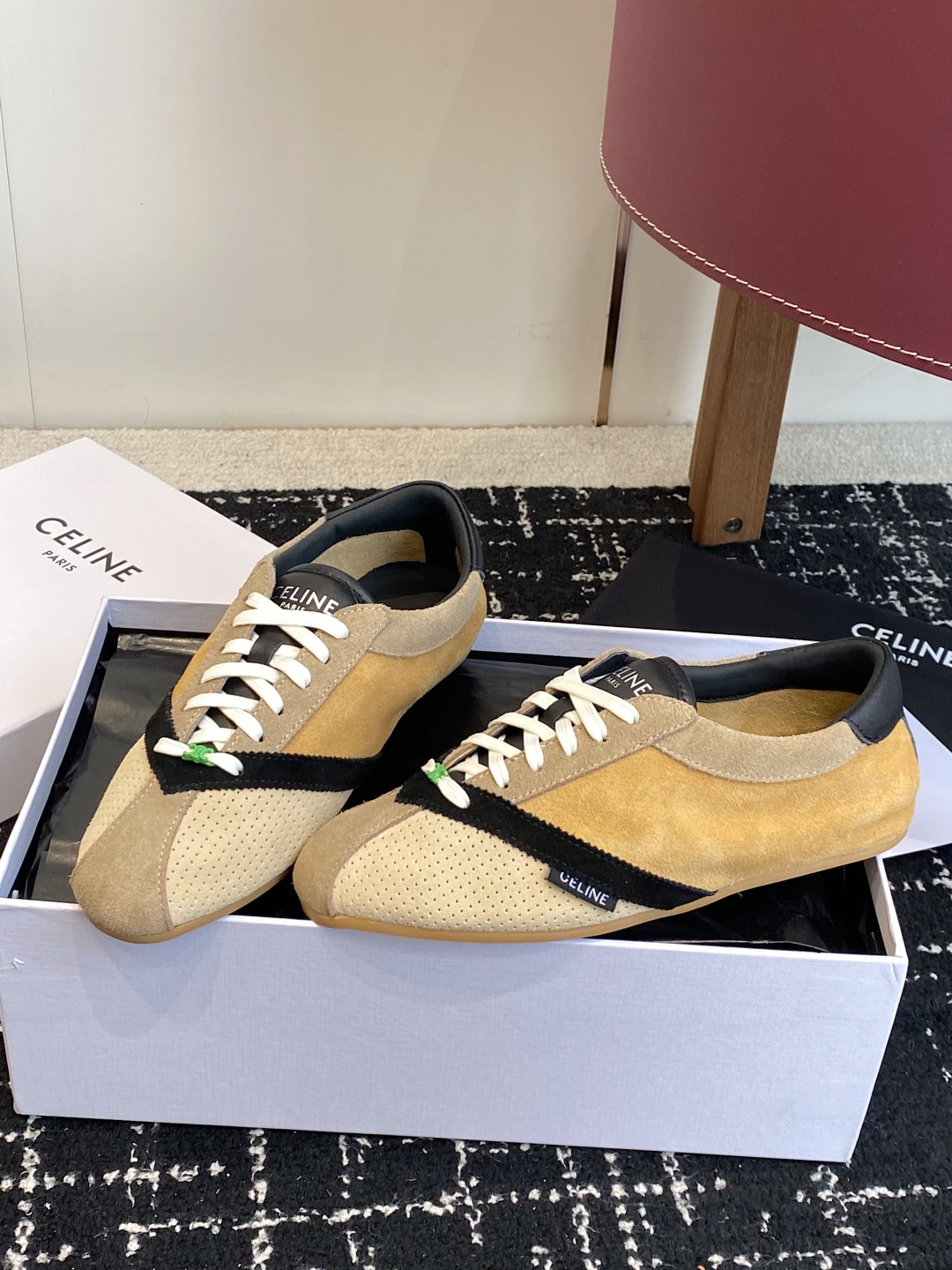 代购级 Celine 26ss 思琳新款休闲鞋德训运动鞋 充满街头感的一双鞋子,最新大C设计非常赞 这款鞋有它自己独特 代购级 Celine 26ss 思琳新款休闲鞋德训运动鞋 充满街头感的一双鞋子,最新大C设计非常赞 这款鞋有它自己独特