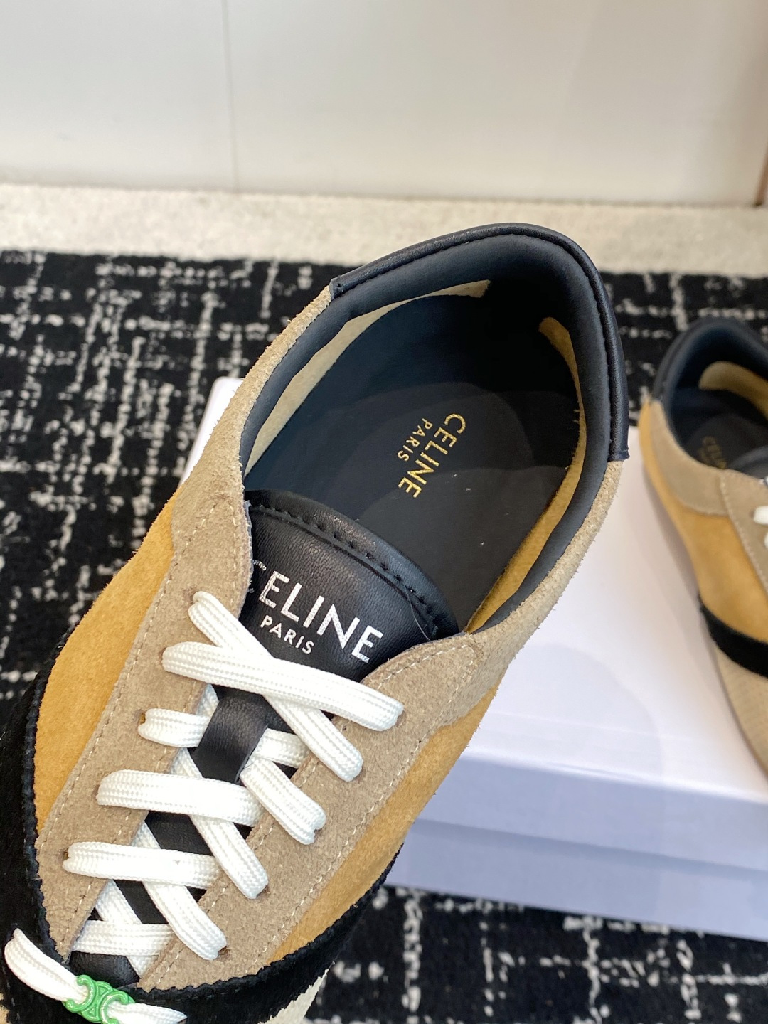 代购级 Celine 26ss 思琳新款休闲鞋德训运动鞋 充满街头感的一双鞋子,最新大C设计非常赞 这款鞋有它自己独特 代购级 Celine 26ss 思琳新款休闲鞋德训运动鞋 充满街头感的一双鞋子,最新大C设计非常赞 这款鞋有它自己独特