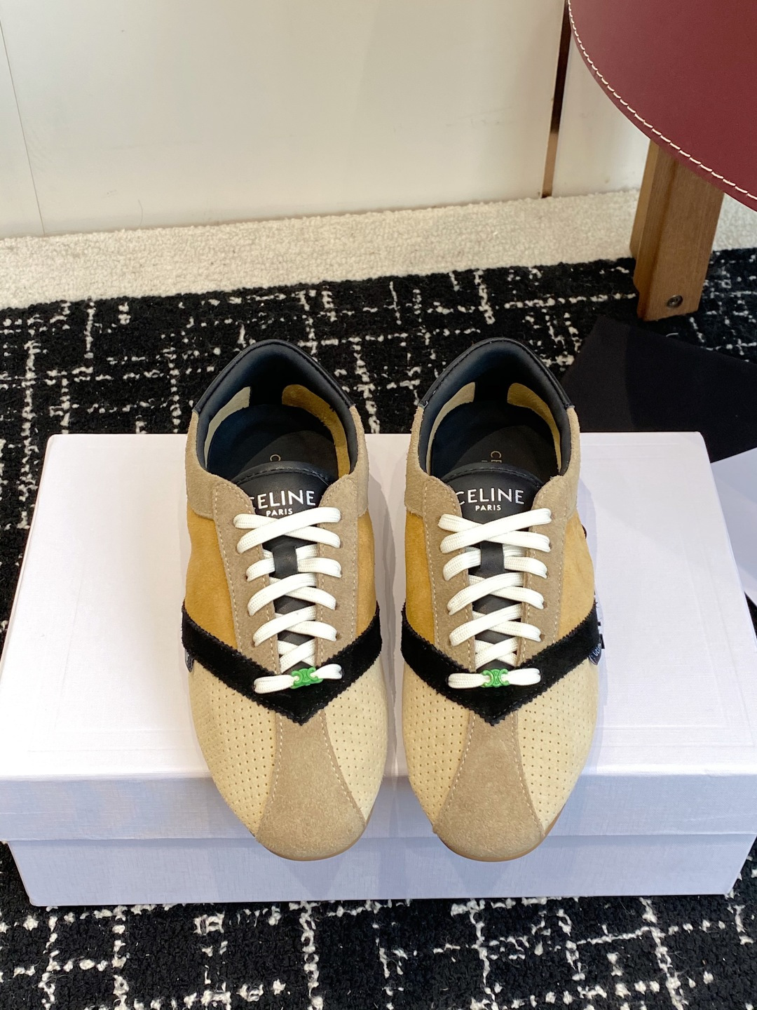 代购级 Celine 26ss 思琳新款休闲鞋德训运动鞋 充满街头感的一双鞋子,最新大C设计非常赞 这款鞋有它自己独特 代购级 Celine 26ss 思琳新款休闲鞋德训运动鞋 充满街头感的一双鞋子,最新大C设计非常赞 这款鞋有它自己独特