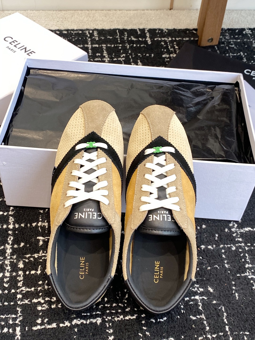 代购级 Celine 26ss 思琳新款休闲鞋德训运动鞋 充满街头感的一双鞋子,最新大C设计非常赞 这款鞋有它自己独特 代购级 Celine 26ss 思琳新款休闲鞋德训运动鞋 充满街头感的一双鞋子,最新大C设计非常赞 这款鞋有它自己独特