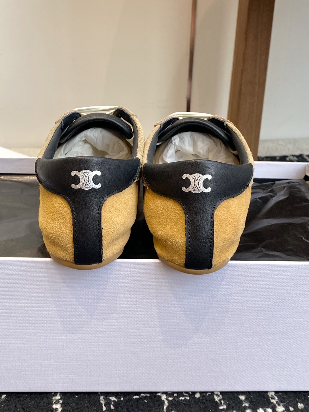 代购级 Celine 26ss 思琳新款休闲鞋德训运动鞋 充满街头感的一双鞋子,最新大C设计非常赞 这款鞋有它自己独特 代购级 Celine 26ss 思琳新款休闲鞋德训运动鞋 充满街头感的一双鞋子,最新大C设计非常赞 这款鞋有它自己独特