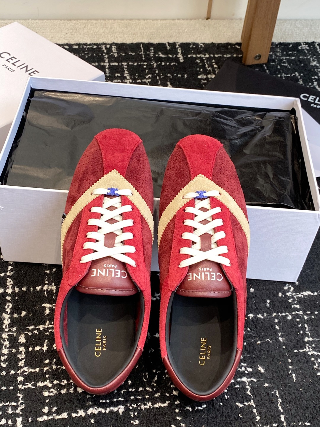代购级 Celine 26ss 思琳新款休闲鞋德训运动鞋 充满街头感的一双鞋子,最新大C设计非常赞 这款鞋有它自己独特 代购级 Celine 26ss 思琳新款休闲鞋德训运动鞋 充满街头感的一双鞋子,最新大C设计非常赞 这款鞋有它自己独特