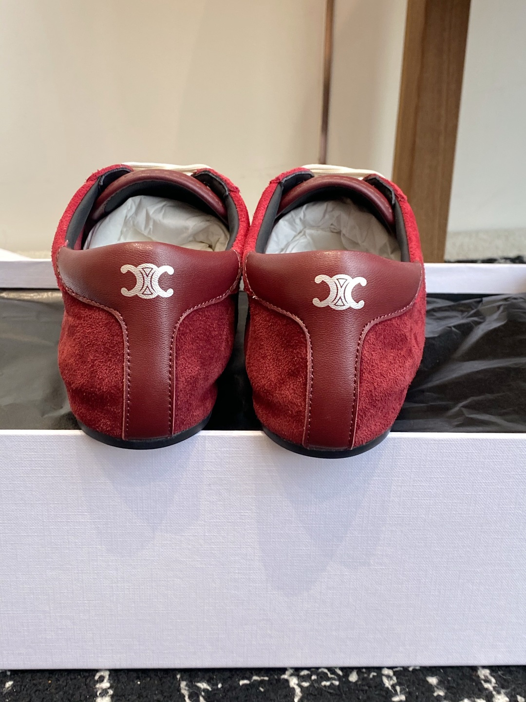 代购级 Celine 26ss 思琳新款休闲鞋德训运动鞋 充满街头感的一双鞋子,最新大C设计非常赞 这款鞋有它自己独特 代购级 Celine 26ss 思琳新款休闲鞋德训运动鞋 充满街头感的一双鞋子,最新大C设计非常赞 这款鞋有它自己独特