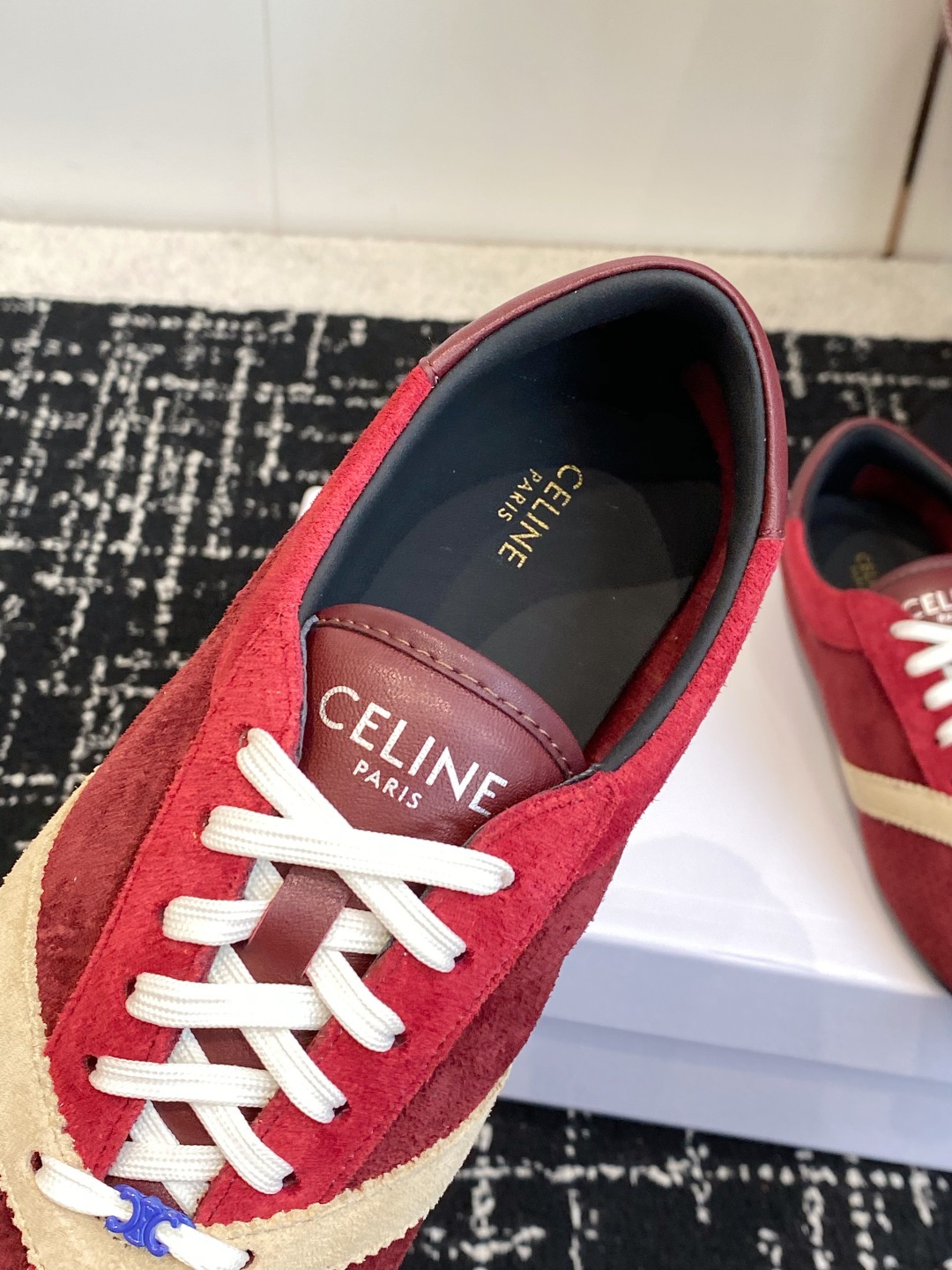 代购级 Celine 26ss 思琳新款休闲鞋德训运动鞋 充满街头感的一双鞋子,最新大C设计非常赞 这款鞋有它自己独特 代购级 Celine 26ss 思琳新款休闲鞋德训运动鞋 充满街头感的一双鞋子,最新大C设计非常赞 这款鞋有它自己独特