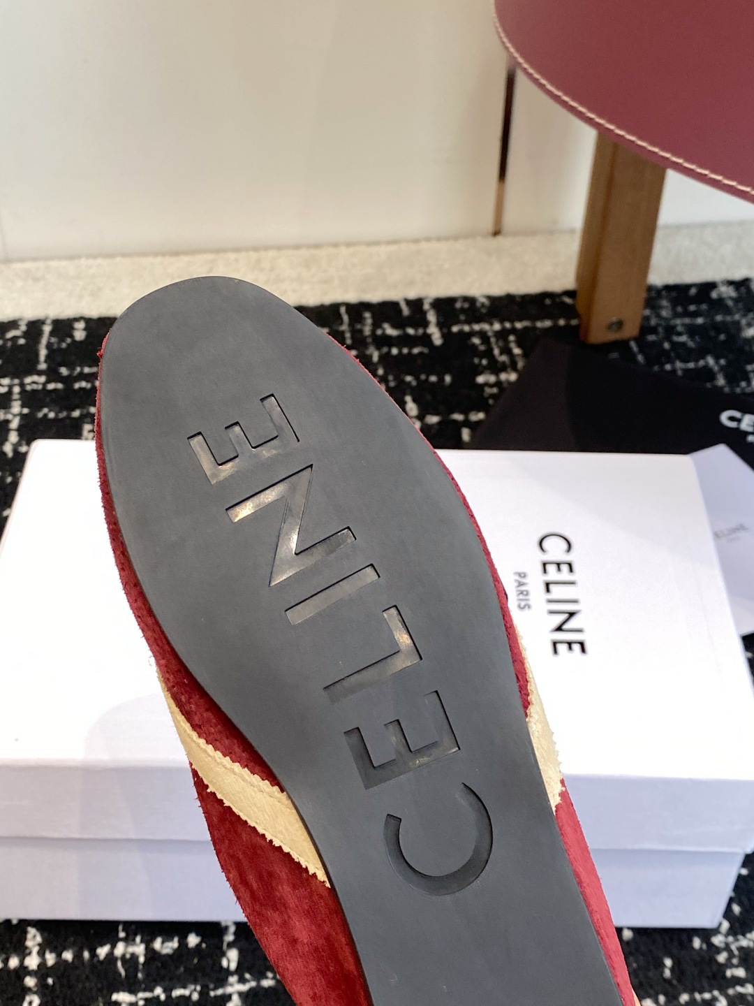 代购级 Celine 26ss 思琳新款休闲鞋德训运动鞋 充满街头感的一双鞋子,最新大C设计非常赞 这款鞋有它自己独特 代购级 Celine 26ss 思琳新款休闲鞋德训运动鞋 充满街头感的一双鞋子,最新大C设计非常赞 这款鞋有它自己独特