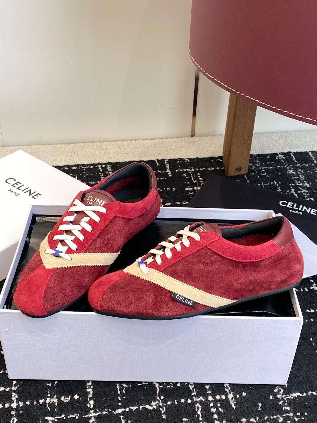 代购级 Celine 26ss 思琳新款休闲鞋德训运动鞋 充满街头感的一双鞋子,最新大C设计非常赞 这款鞋有它自己独特 代购级 Celine 26ss 思琳新款休闲鞋德训运动鞋 充满街头感的一双鞋子,最新大C设计非常赞 这款鞋有它自己独特