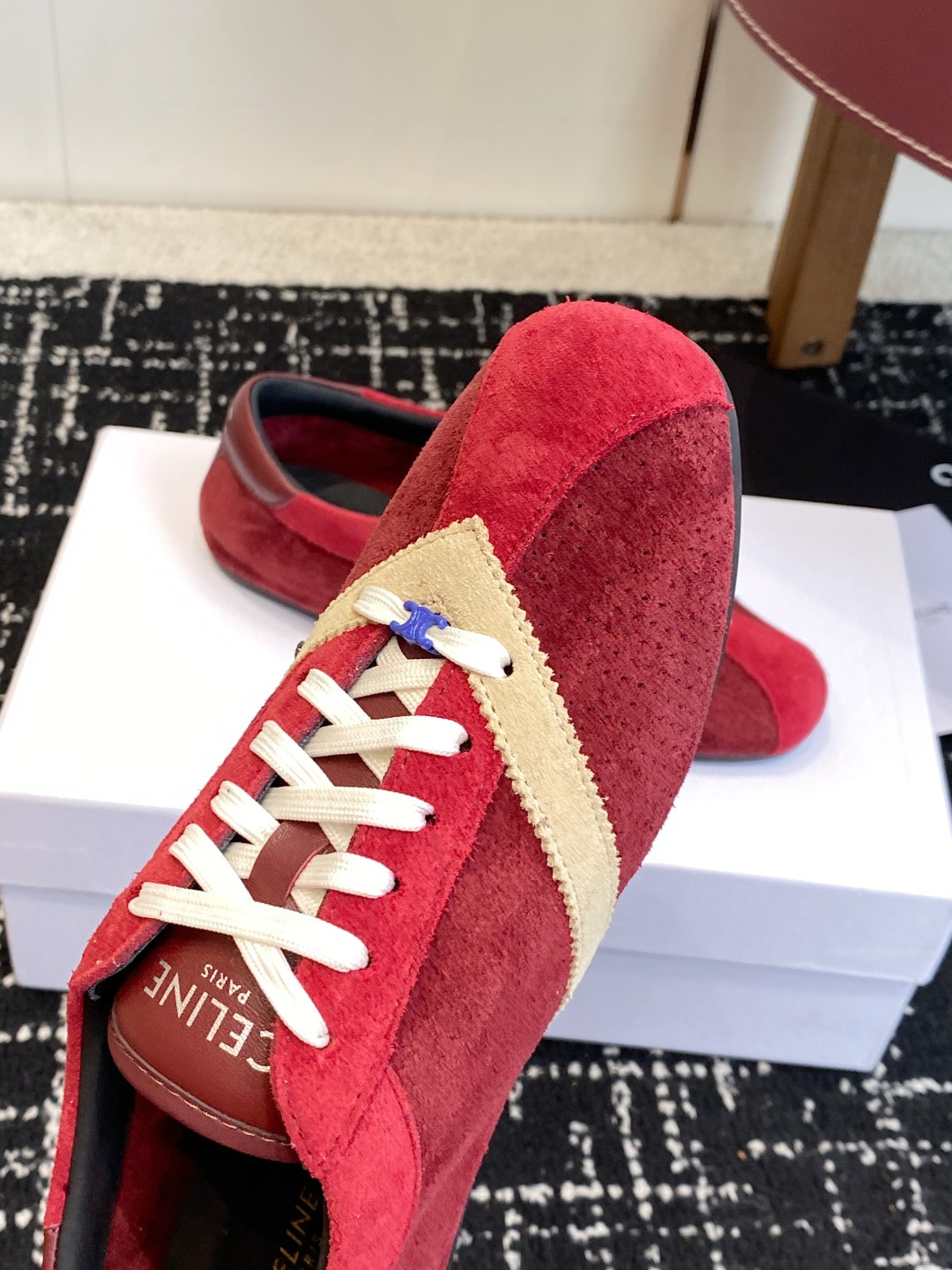 代购级 Celine 26ss 思琳新款休闲鞋德训运动鞋 充满街头感的一双鞋子,最新大C设计非常赞 这款鞋有它自己独特 代购级 Celine 26ss 思琳新款休闲鞋德训运动鞋 充满街头感的一双鞋子,最新大C设计非常赞 这款鞋有它自己独特
