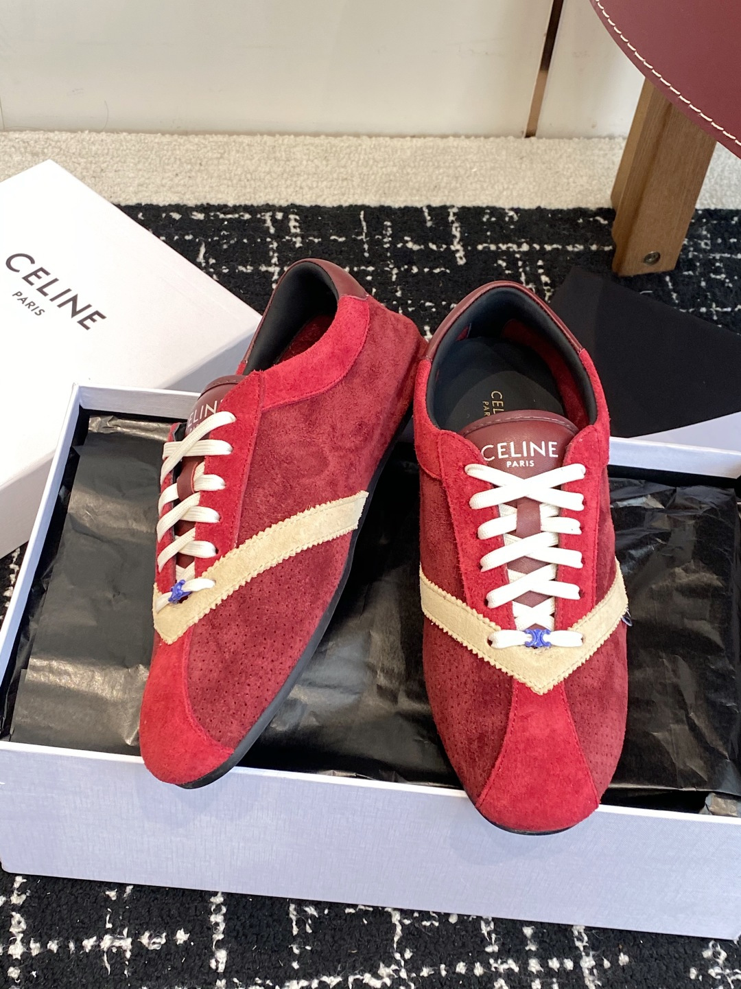 代购级 Celine 26ss 思琳新款休闲鞋德训运动鞋 充满街头感的一双鞋子,最新大C设计非常赞 这款鞋有它自己独特 代购级 Celine 26ss 思琳新款休闲鞋德训运动鞋 充满街头感的一双鞋子,最新大C设计非常赞 这款鞋有它自己独特