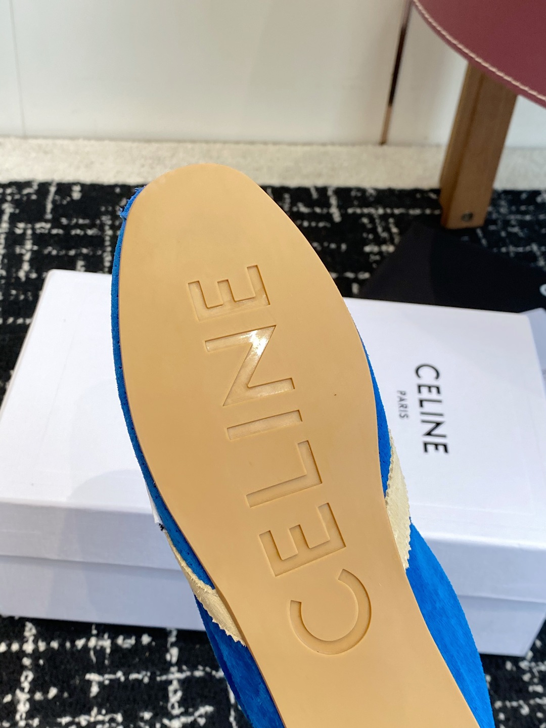 代购级 Celine 26ss 思琳新款休闲鞋德训运动鞋 充满街头感的一双鞋子,最新大C设计非常赞 这款鞋有它自己独特 代购级 Celine 26ss 思琳新款休闲鞋德训运动鞋 充满街头感的一双鞋子,最新大C设计非常赞 这款鞋有它自己独特