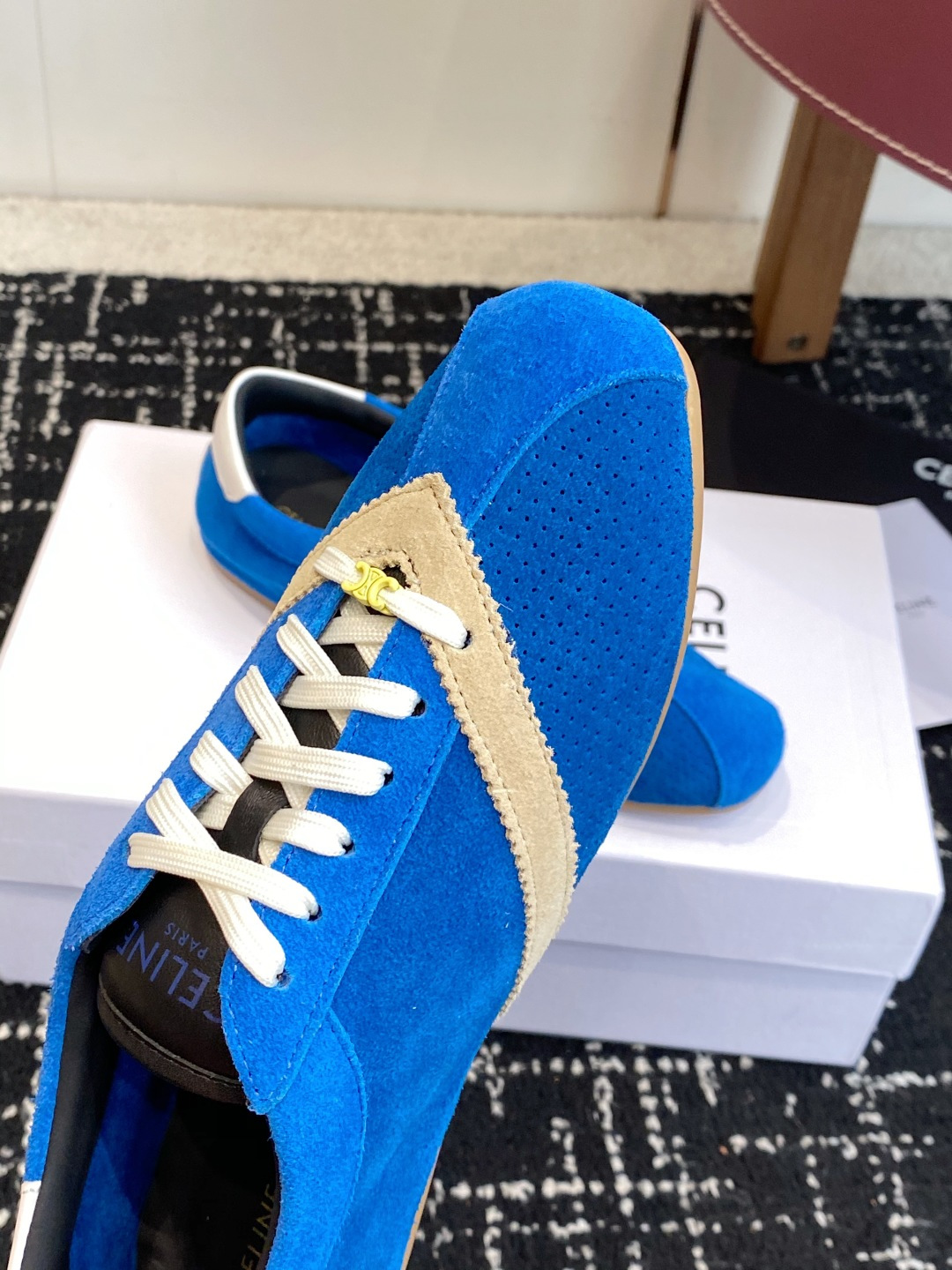 代购级 Celine 26ss 思琳新款休闲鞋德训运动鞋 充满街头感的一双鞋子,最新大C设计非常赞 这款鞋有它自己独特 代购级 Celine 26ss 思琳新款休闲鞋德训运动鞋 充满街头感的一双鞋子,最新大C设计非常赞 这款鞋有它自己独特