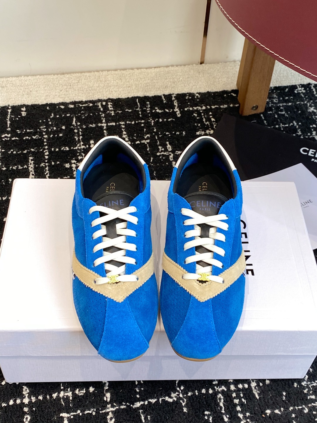 代购级 Celine 26ss 思琳新款休闲鞋德训运动鞋 充满街头感的一双鞋子,最新大C设计非常赞 这款鞋有它自己独特 代购级 Celine 26ss 思琳新款休闲鞋德训运动鞋 充满街头感的一双鞋子,最新大C设计非常赞 这款鞋有它自己独特