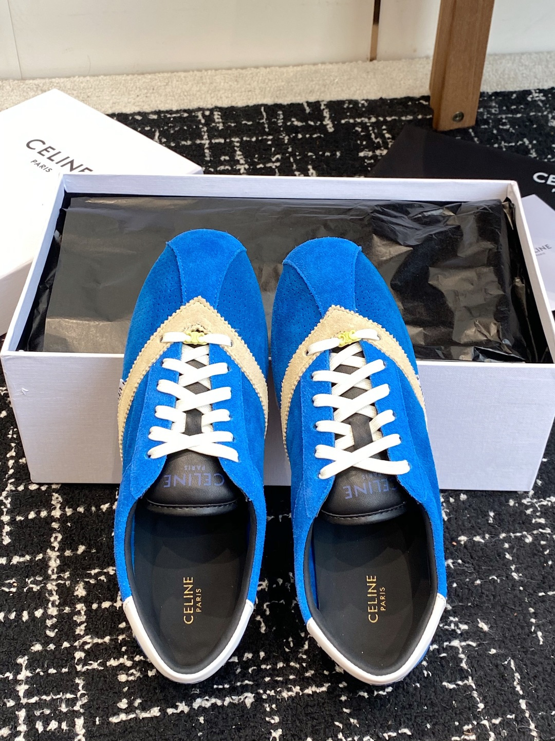 代购级 Celine 26ss 思琳新款休闲鞋德训运动鞋 充满街头感的一双鞋子,最新大C设计非常赞 这款鞋有它自己独特 代购级 Celine 26ss 思琳新款休闲鞋德训运动鞋 充满街头感的一双鞋子,最新大C设计非常赞 这款鞋有它自己独特