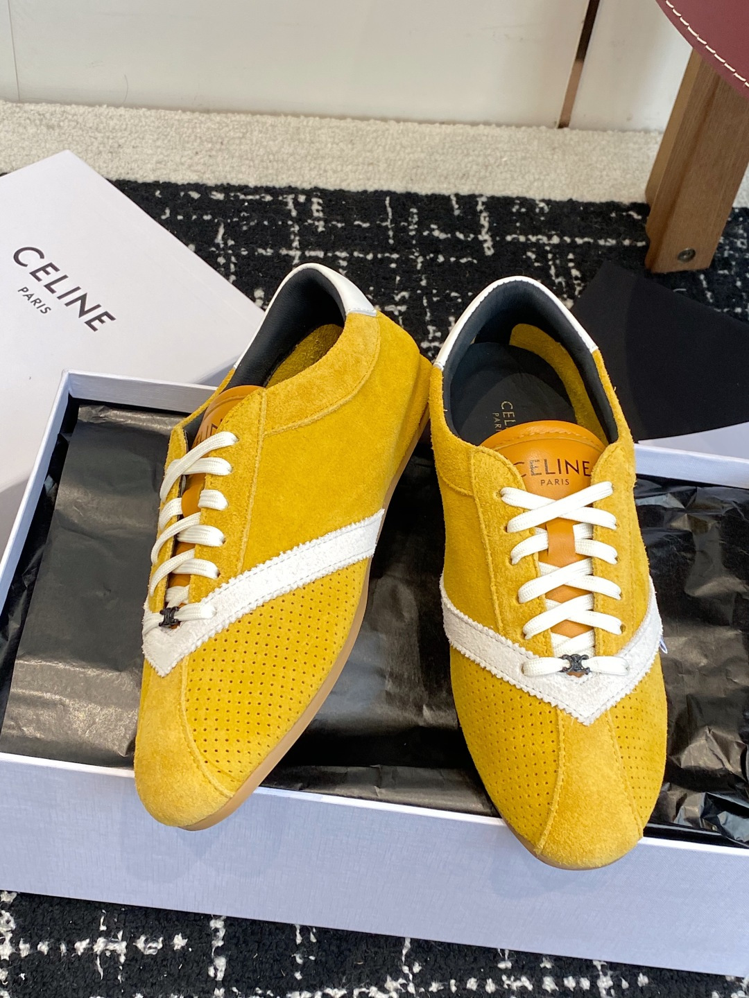 代购级 Celine 26ss 思琳新款休闲鞋德训运动鞋 充满街头感的一双鞋子,最新大C设计非常赞 这款鞋有它自己独特 代购级 Celine 26ss 思琳新款休闲鞋德训运动鞋 充满街头感的一双鞋子,最新大C设计非常赞 这款鞋有它自己独特
