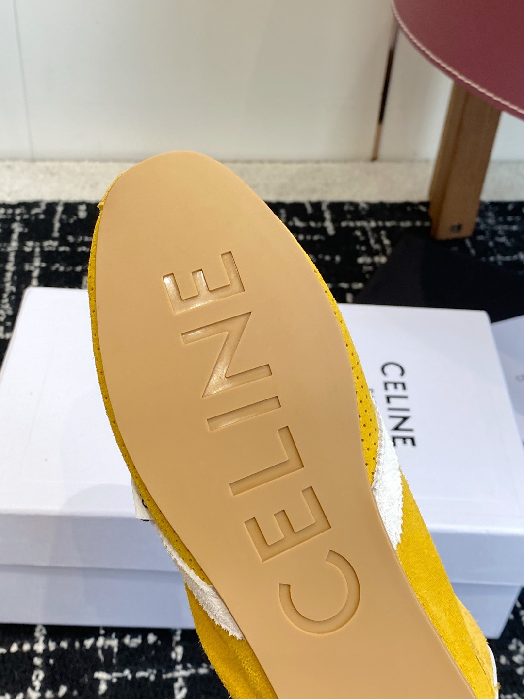 代购级 Celine 26ss 思琳新款休闲鞋德训运动鞋 充满街头感的一双鞋子,最新大C设计非常赞 这款鞋有它自己独特 代购级 Celine 26ss 思琳新款休闲鞋德训运动鞋 充满街头感的一双鞋子,最新大C设计非常赞 这款鞋有它自己独特