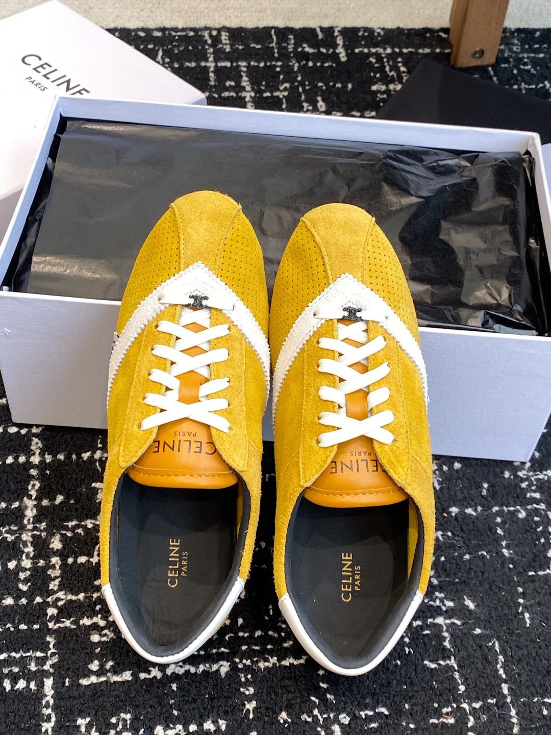 代购级 Celine 26ss 思琳新款休闲鞋德训运动鞋 充满街头感的一双鞋子,最新大C设计非常赞 这款鞋有它自己独特 代购级 Celine 26ss 思琳新款休闲鞋德训运动鞋 充满街头感的一双鞋子,最新大C设计非常赞 这款鞋有它自己独特