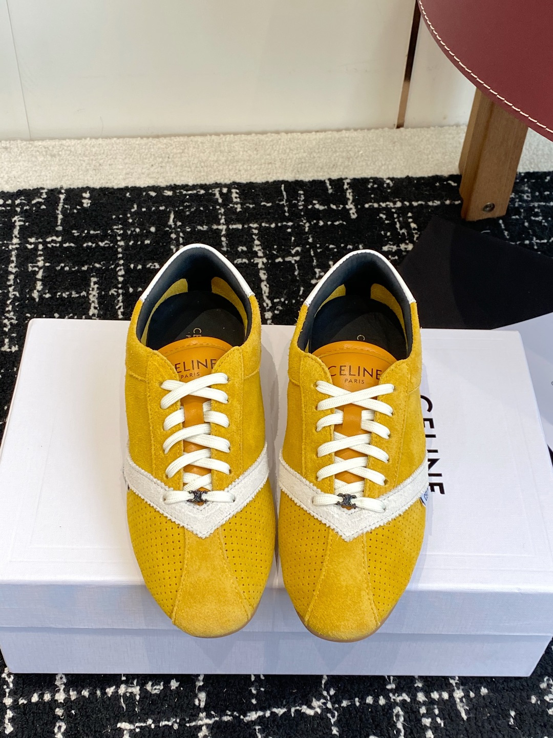 NO:958125,Purchasing agent level Celine 26ss Celine's new casual shoes Dexun sneakers. A pair of shoes full of street style, the latest big C design is very good. This shoe has its own unique design. The leather upper is very easy to take care of, unique and unique. The LOGO on the side and heel makes it simple and not out of tune. It is a perfect pair of white shoes~~ The fabric is high silk suede and sheepskin lining. The outsole is original molded anti-slip rubber outsole.  Size#35-41 (40 41 customized, non-refundable), casual shoes/sports shoes, celine, sneakers, sheepskin19860909代购级 Celine 26ss 思琳新款休闲鞋德训运动鞋 充满街头感的一双鞋子,最新大C设计非常赞 这款鞋有它自己独特的设计 皮革鞋面非常好打理,独出心裁,别具一格,侧面与后跟的LOGO让他简单又不失调性,完美的一双小白鞋~~ 面料高丝光牛反绒 内里羊皮 大底原版开模防滑橡胶大底 Size#35-41（40 41定做不退换）,休闲鞋/运动鞋,celine,sneakers,sheepskin,Women's Shoes