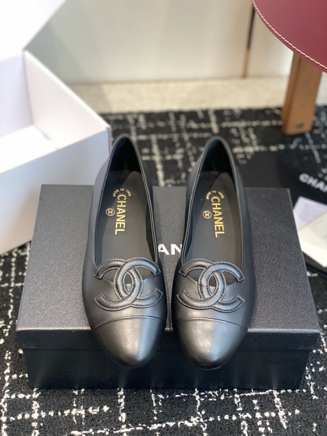 NO:958119,Purchasing agent level 26ss new spring and summer Chanel Xiaoxiang square round toe hollow shoes. This season's most popular Mary Jane, every issue of Mary Jane is sold out. It must be the top of the wardrobe this year. It is versatile and super slim. I really love it. Sisters must buy it!  Imported sheepskin upper, sheepskin lining for foot pads, Italian genuine leather outsole, Size35-41 (40 41 custom-made, non-returnable), single shoes, chanel, mary jane, sheepskin, Leather soles19860909代购级 26ss 春夏新款Chanel小香方圆头镂空单鞋 本季最仙玛丽珍大爆款,每一期玛丽珍都被抢光,今年衣橱的Top肯定属它了,上脚百搭超显瘦,真的超级爱了,姐妹们一定要买它！ 鞋面进口羊皮 内里垫脚羊皮内里 鞋底意大利真皮大底 Size35-41（40 41 订做不退换）,单鞋,chanel,mary jane,sheepskin,Leather soles,Women's Shoes