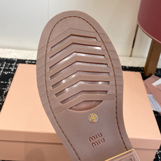 东莞代购级 Miu miu 26 双耳粗高跟套筒短靴 秋冬走秀新款短靴! 今年最值得入手的靴子 没有之一!超多网红明星 东莞代购级 Miu miu 26 双耳粗高跟套筒短靴 秋冬走秀新款短靴! 今年最值得入手的靴子 没有之一!超多网红明星