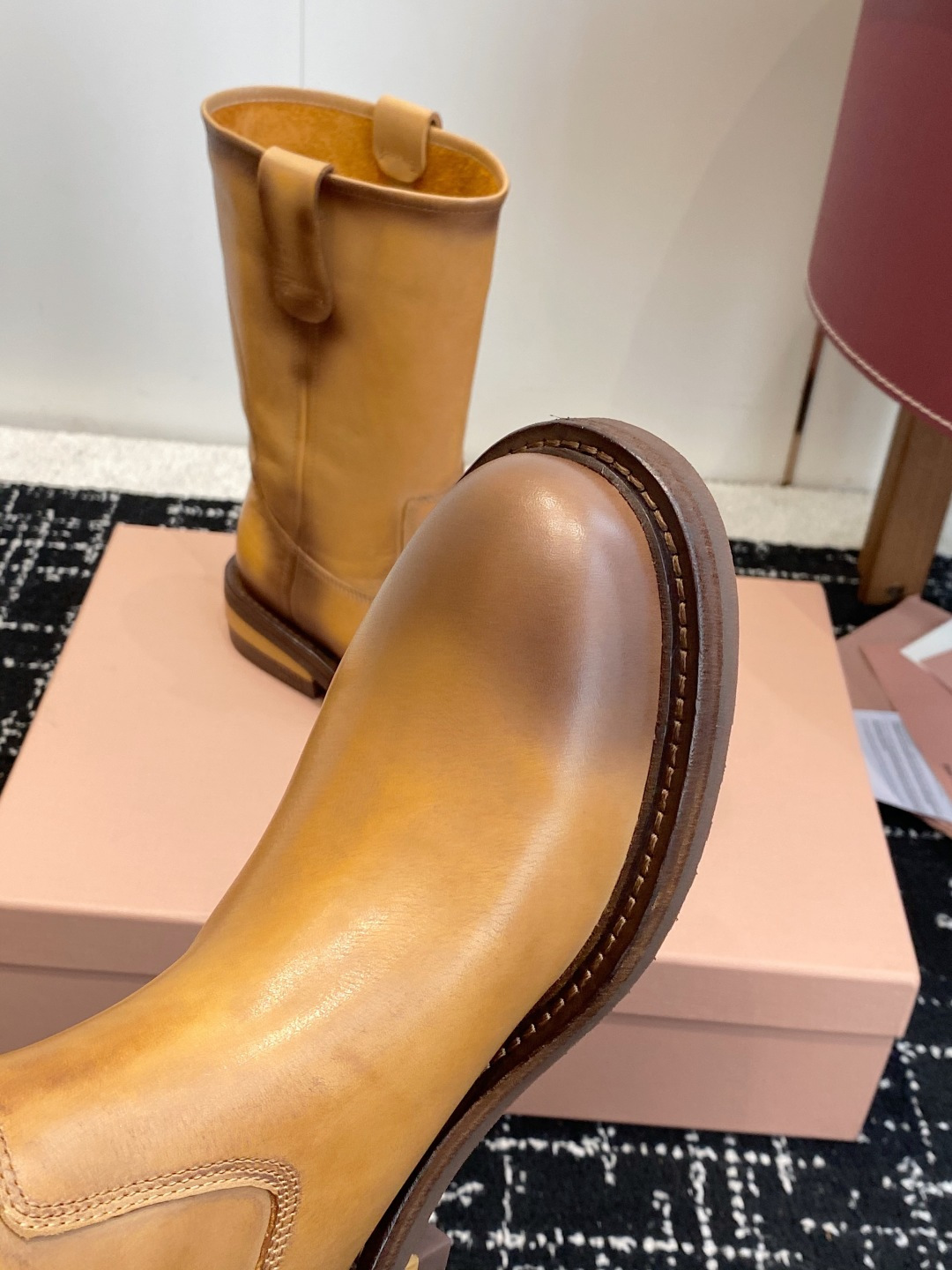 东莞代购级 Miu miu 26 双耳粗高跟套筒短靴 秋冬走秀新款短靴! 今年最值得入手的靴子 没有之一!超多网红明星 东莞代购级 Miu miu 26 双耳粗高跟套筒短靴 秋冬走秀新款短靴! 今年最值得入手的靴子 没有之一!超多网红明星