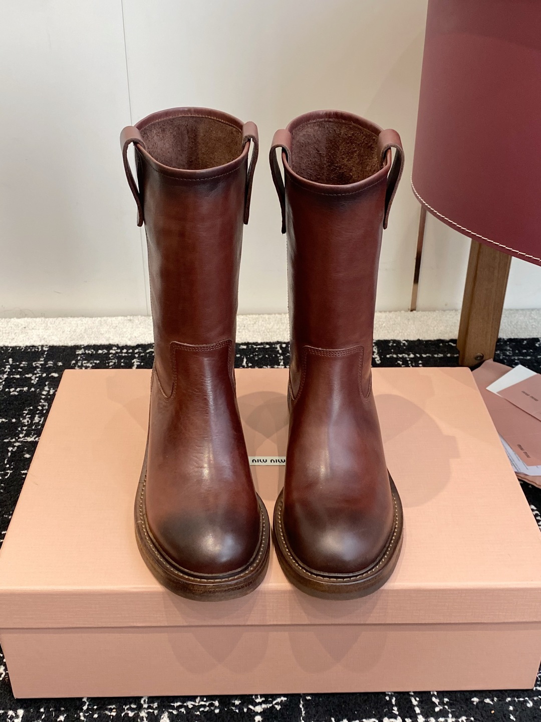 NO:958111,Dongguan purchasing agent Miu miu 26 double-eared thick high-heeled sleeve short boots, new autumn and winter catwalk short boots!  One of the most worth-buying boots this year!  There are so many internet celebrities on their feet. Miumiu is really cool this autumn and winter. It is a limited edition for autumn and winter. It is very difficult to buy in the counter. It looks very hard, but it is actually very soft and easy to wear!  The feet feel great!  The boots are wide, no matter whether your legs are thick or thin, you can wear them with a loose feeling and make your legs look very straight!  !  Full of punk style!  Fabric water-dyed rub calfskin, lining Bengal cowhide, outsole raw rubber double-layer genuine leather welt. Size#35-40 (40 customization is not returnable), boots, miumiu, boots, cowhide19860909东莞代购级 Miu miu 26 双耳粗高跟套筒短靴 秋冬走秀新款短靴！ 今年最值得入手的靴子 没有之一！超多网红明星上脚 miumiu今年秋冬确实泰酷辣 秋冬限定款 专柜非常难买 看着很硬的样子 其实非常软巨好穿！脚感超赞！ 靴筒宽大 不管腿粗腿细 都能穿出宽松感而且非常显腿直！！朋克风十足！ 面料水染擦色小牛皮 内里孟加拉牛皮 大底生胶双层真皮沿条.  Size#35-40（40定制不退换）,靴子,miumiu,boots,cowhide,Women's Shoes