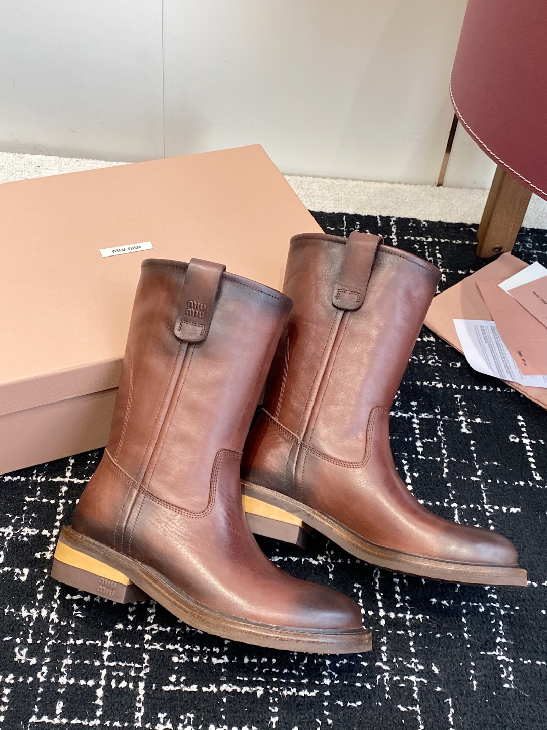 东莞代购级 Miu miu 26 双耳粗高跟套筒短靴 秋冬走秀新款短靴! 今年最值得入手的靴子 没有之一!超多网红明星 东莞代购级 Miu miu 26 双耳粗高跟套筒短靴 秋冬走秀新款短靴! 今年最值得入手的靴子 没有之一!超多网红明星