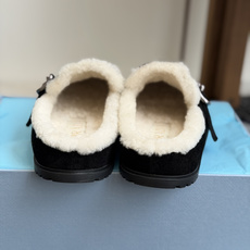 代购级 Prada26ss秋冬新款羊毛拖鞋 秋冬必备 保暖又时髦~氛围感拉满 面料:高丝光头层牛绒皮 内里:进口羊毛 代购级 Prada26ss秋冬新款羊毛拖鞋 秋冬必备 保暖又时髦~氛围感拉满 面料:高丝光头层牛绒皮 内里:进口羊毛