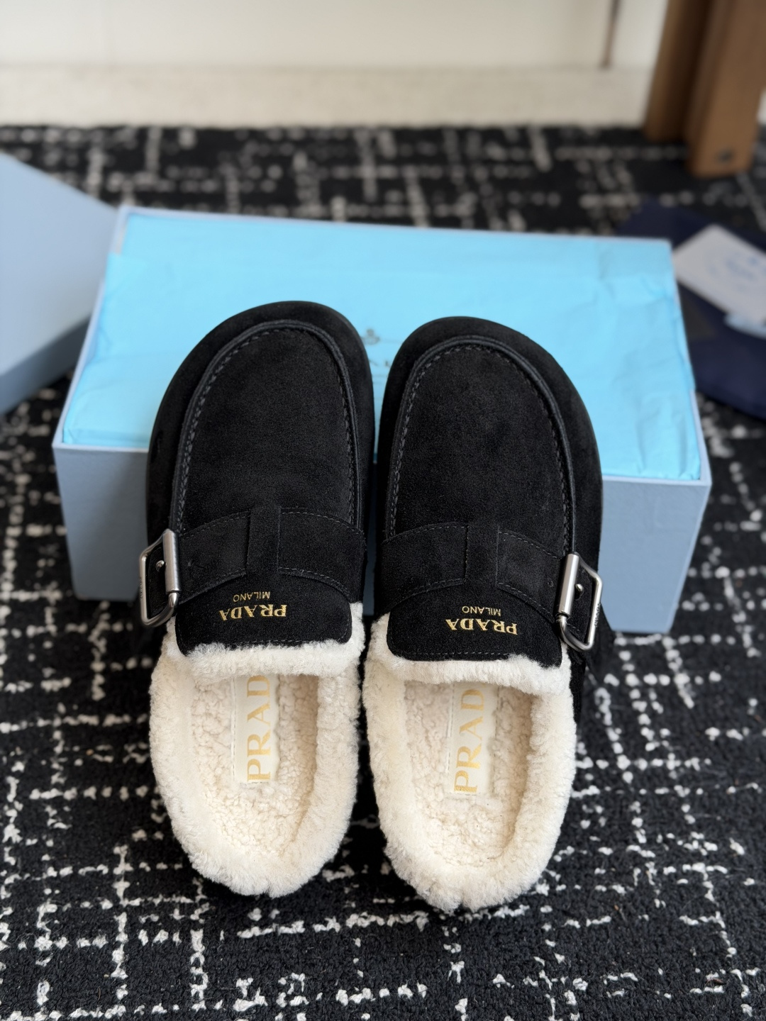 代购级 Prada26ss秋冬新款羊毛拖鞋 秋冬必备 保暖又时髦~氛围感拉满 面料:高丝光头层牛绒皮 内里:进口羊毛 代购级 Prada26ss秋冬新款羊毛拖鞋 秋冬必备 保暖又时髦~氛围感拉满 面料:高丝光头层牛绒皮 内里:进口羊毛