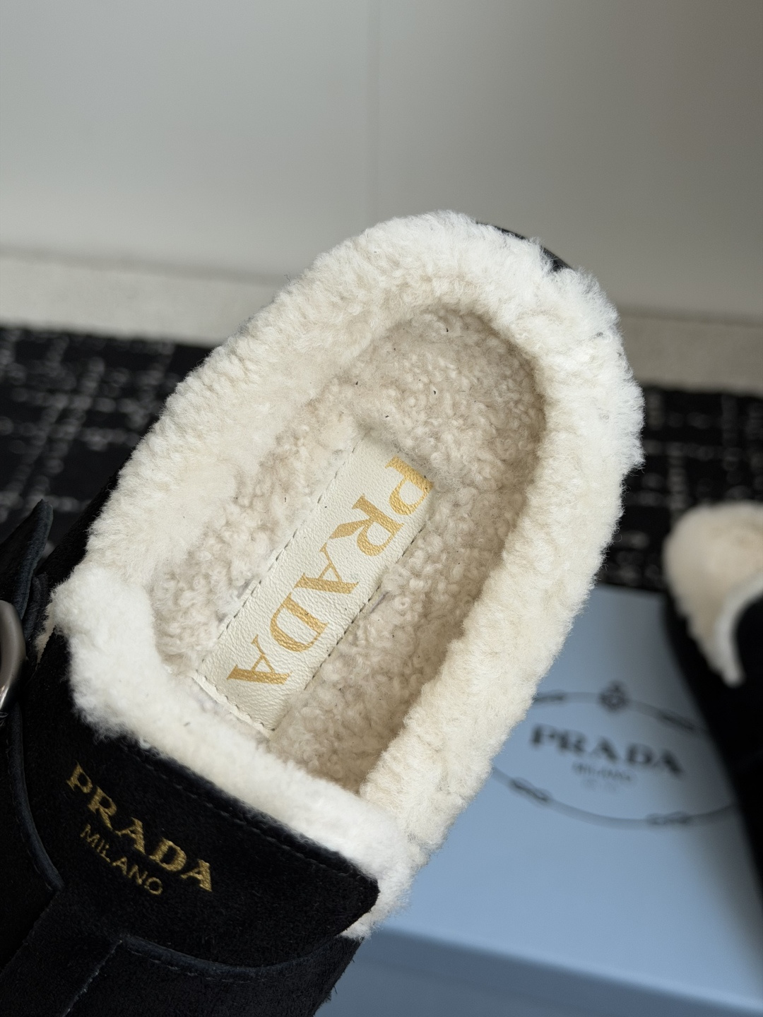 代购级 Prada26ss秋冬新款羊毛拖鞋 秋冬必备 保暖又时髦~氛围感拉满 面料:高丝光头层牛绒皮 内里:进口羊毛 代购级 Prada26ss秋冬新款羊毛拖鞋 秋冬必备 保暖又时髦~氛围感拉满 面料:高丝光头层牛绒皮 内里:进口羊毛