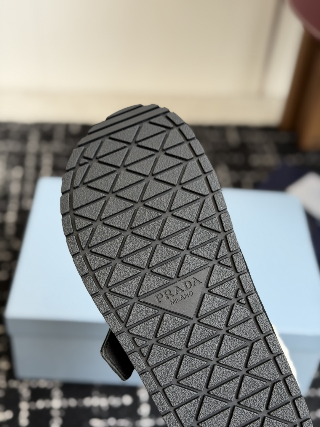 代购级 Prada26ss秋冬新款羊毛拖鞋 秋冬必备 保暖又时髦~氛围感拉满 面料:高丝光头层牛绒皮 内里:进口羊毛 代购级 Prada26ss秋冬新款羊毛拖鞋 秋冬必备 保暖又时髦~氛围感拉满 面料:高丝光头层牛绒皮 内里:进口羊毛