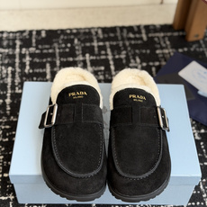 代购级 Prada26ss秋冬新款羊毛拖鞋 秋冬必备 保暖又时髦~氛围感拉满 面料:高丝光头层牛绒皮 内里:进口羊毛 代购级 Prada26ss秋冬新款羊毛拖鞋 秋冬必备 保暖又时髦~氛围感拉满 面料:高丝光头层牛绒皮 内里:进口羊毛
