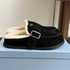 代购级 Prada26ss秋冬新款羊毛拖鞋 秋冬必备 保暖又时髦~氛围感拉满 面料:高丝光头层牛绒皮 内里:进口羊毛 代购级 Prada26ss秋冬新款羊毛拖鞋 秋冬必备 保暖又时髦~氛围感拉满 面料:高丝光头层牛绒皮 内里:进口羊毛