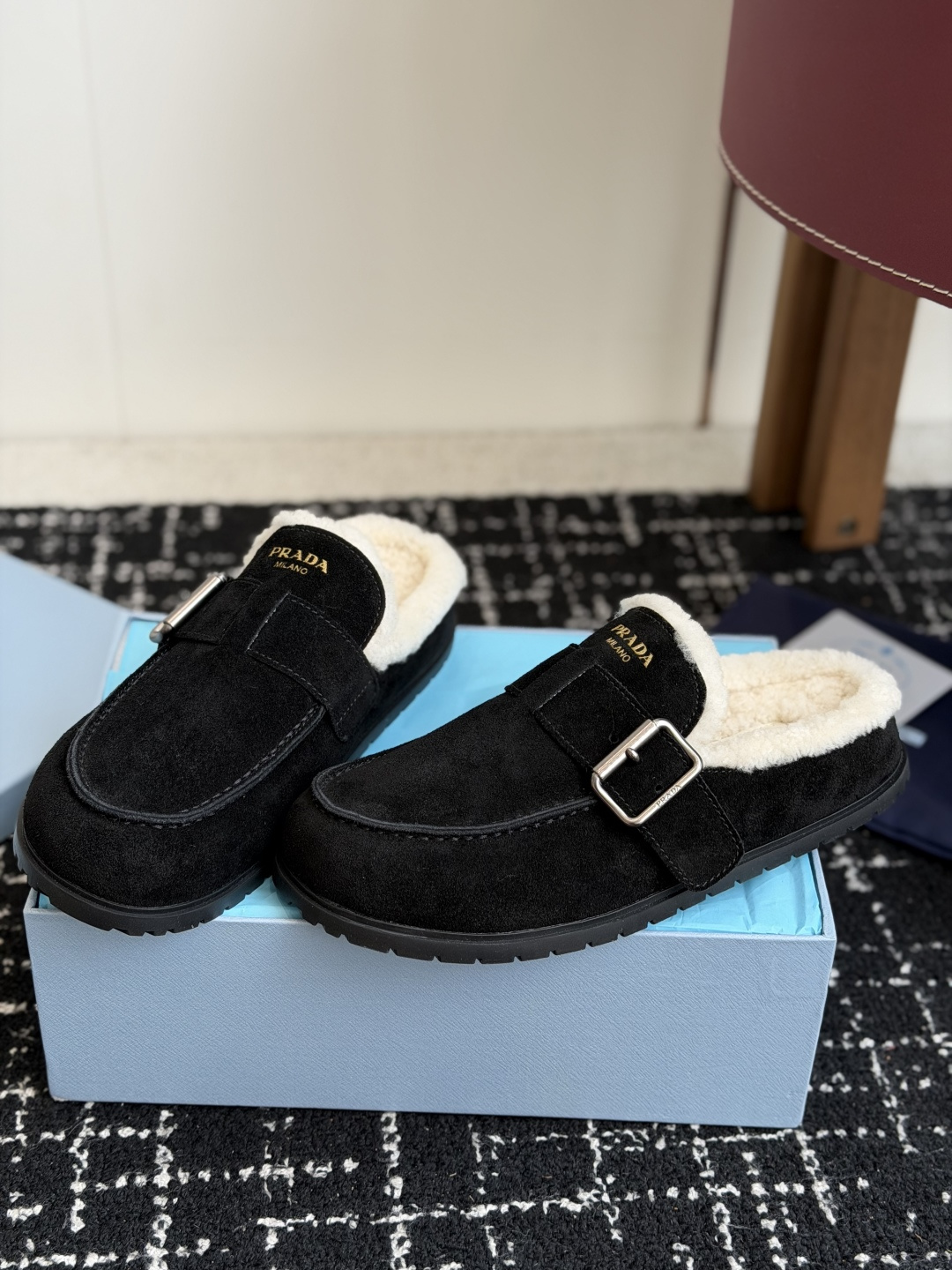 代购级 Prada26ss秋冬新款羊毛拖鞋 秋冬必备 保暖又时髦~氛围感拉满 面料:高丝光头层牛绒皮 内里:进口羊毛 代购级 Prada26ss秋冬新款羊毛拖鞋 秋冬必备 保暖又时髦~氛围感拉满 面料:高丝光头层牛绒皮 内里:进口羊毛