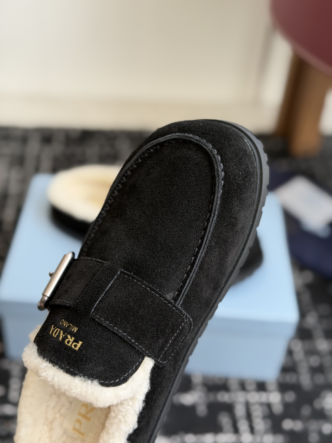 代购级 Prada26ss秋冬新款羊毛拖鞋 秋冬必备 保暖又时髦~氛围感拉满 面料:高丝光头层牛绒皮 内里:进口羊毛 代购级 Prada26ss秋冬新款羊毛拖鞋 秋冬必备 保暖又时髦~氛围感拉满 面料:高丝光头层牛绒皮 内里:进口羊毛
