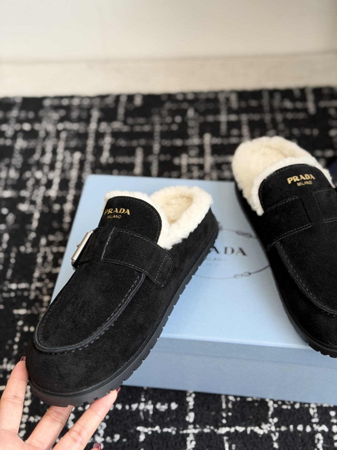 代购级 Prada26ss秋冬新款羊毛拖鞋 秋冬必备 保暖又时髦~氛围感拉满 面料:高丝光头层牛绒皮 内里:进口羊毛 代购级 Prada26ss秋冬新款羊毛拖鞋 秋冬必备 保暖又时髦~氛围感拉满 面料:高丝光头层牛绒皮 内里:进口羊毛