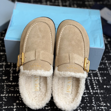 代购级 Prada26ss秋冬新款羊毛拖鞋 秋冬必备 保暖又时髦~氛围感拉满 面料:高丝光头层牛绒皮 内里:进口羊毛 代购级 Prada26ss秋冬新款羊毛拖鞋 秋冬必备 保暖又时髦~氛围感拉满 面料:高丝光头层牛绒皮 内里:进口羊毛