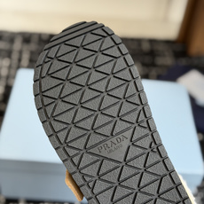 代购级 Prada26ss秋冬新款羊毛拖鞋 秋冬必备 保暖又时髦~氛围感拉满 面料:高丝光头层牛绒皮 内里:进口羊毛 代购级 Prada26ss秋冬新款羊毛拖鞋 秋冬必备 保暖又时髦~氛围感拉满 面料:高丝光头层牛绒皮 内里:进口羊毛