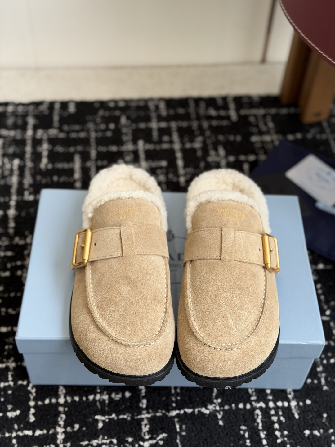代购级 Prada26ss秋冬新款羊毛拖鞋 秋冬必备 保暖又时髦~氛围感拉满 面料:高丝光头层牛绒皮 内里:进口羊毛 代购级 Prada26ss秋冬新款羊毛拖鞋 秋冬必备 保暖又时髦~氛围感拉满 面料:高丝光头层牛绒皮 内里:进口羊毛