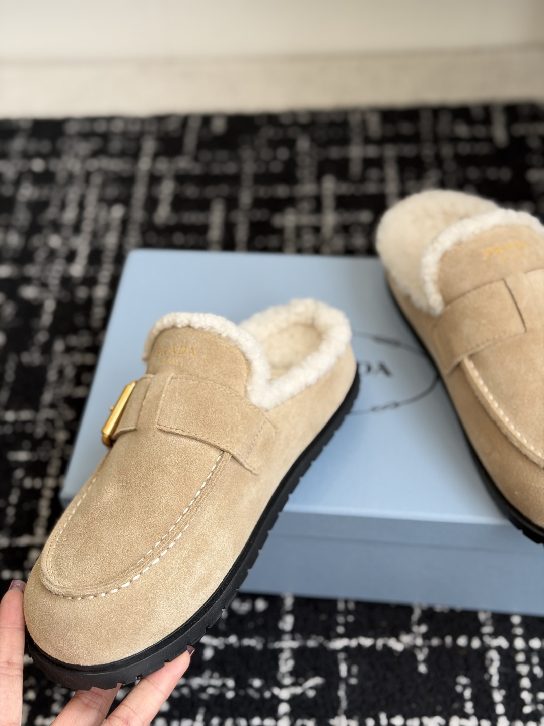 代购级 Prada26ss秋冬新款羊毛拖鞋 秋冬必备 保暖又时髦~氛围感拉满 面料:高丝光头层牛绒皮 内里:进口羊毛 代购级 Prada26ss秋冬新款羊毛拖鞋 秋冬必备 保暖又时髦~氛围感拉满 面料:高丝光头层牛绒皮 内里:进口羊毛
