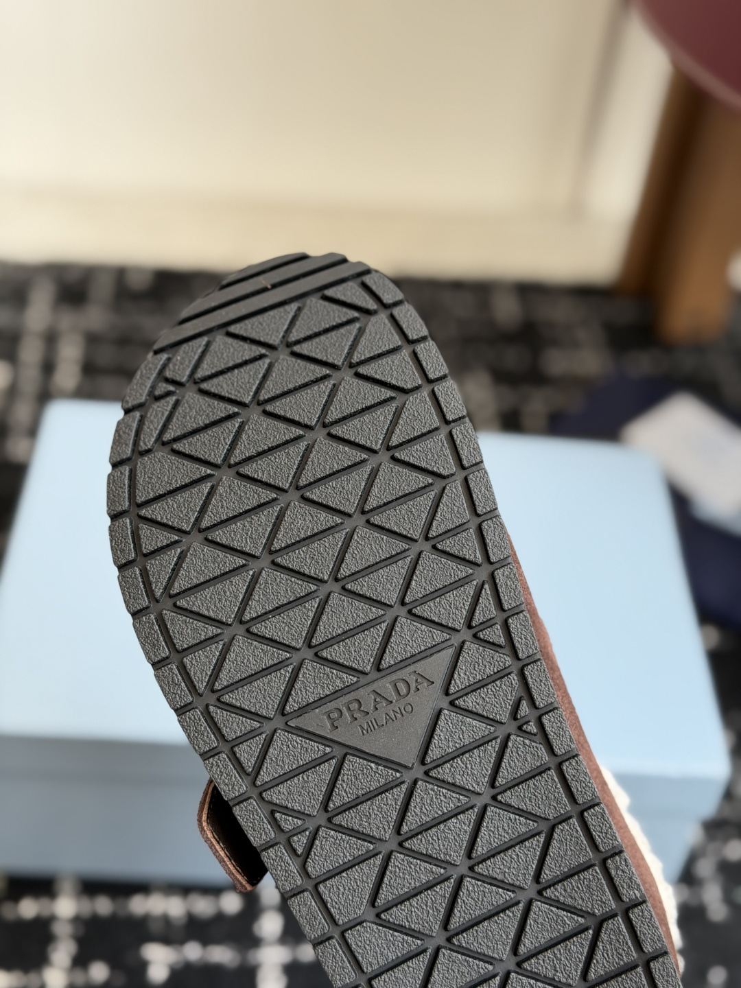 代购级 Prada26ss秋冬新款羊毛拖鞋 秋冬必备 保暖又时髦~氛围感拉满 面料:高丝光头层牛绒皮 内里:进口羊毛 代购级 Prada26ss秋冬新款羊毛拖鞋 秋冬必备 保暖又时髦~氛围感拉满 面料:高丝光头层牛绒皮 内里:进口羊毛