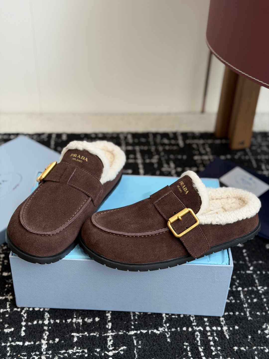 代购级 Prada26ss秋冬新款羊毛拖鞋 秋冬必备 保暖又时髦~氛围感拉满 面料:高丝光头层牛绒皮 内里:进口羊毛 代购级 Prada26ss秋冬新款羊毛拖鞋 秋冬必备 保暖又时髦~氛围感拉满 面料:高丝光头层牛绒皮 内里:进口羊毛