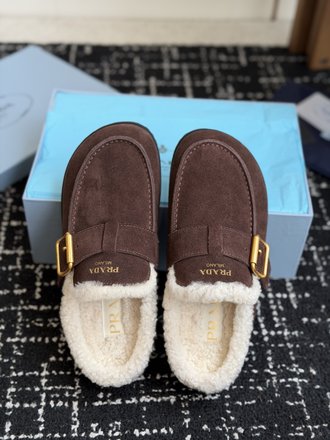 代购级 Prada26ss秋冬新款羊毛拖鞋 秋冬必备 保暖又时髦~氛围感拉满 面料:高丝光头层牛绒皮 内里:进口羊毛 代购级 Prada26ss秋冬新款羊毛拖鞋 秋冬必备 保暖又时髦~氛围感拉满 面料:高丝光头层牛绒皮 内里:进口羊毛