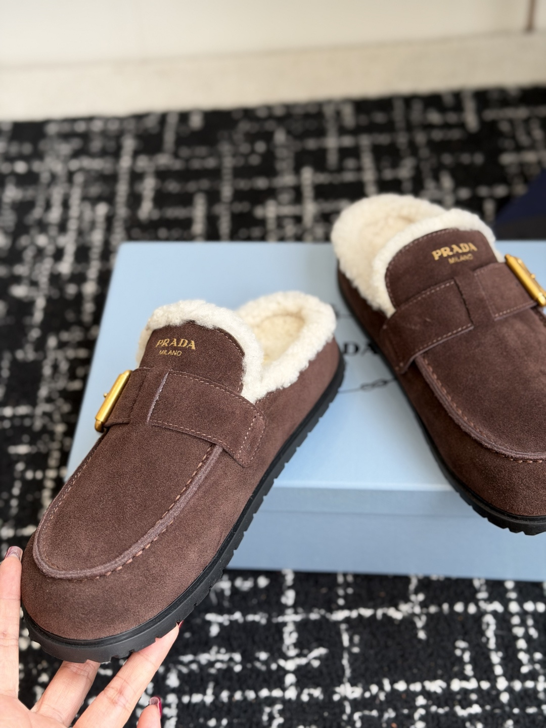 代购级 Prada26ss秋冬新款羊毛拖鞋 秋冬必备 保暖又时髦~氛围感拉满 面料:高丝光头层牛绒皮 内里:进口羊毛 代购级 Prada26ss秋冬新款羊毛拖鞋 秋冬必备 保暖又时髦~氛围感拉满 面料:高丝光头层牛绒皮 内里:进口羊毛
